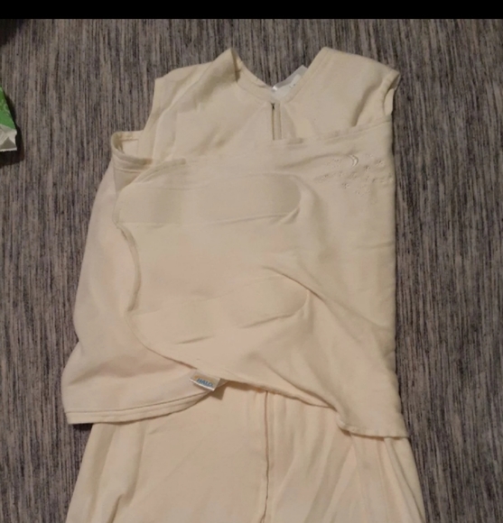 Halo Premiere bassinet and swaddles - Picture 5 of 8